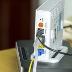 Fiber ONT cihazı ve LAN portuna bağlı ethernet kablosu bağlantısı