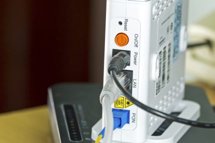 Fiber ONT cihazı ve LAN portuna bağlı ethernet kablosu bağlantısı