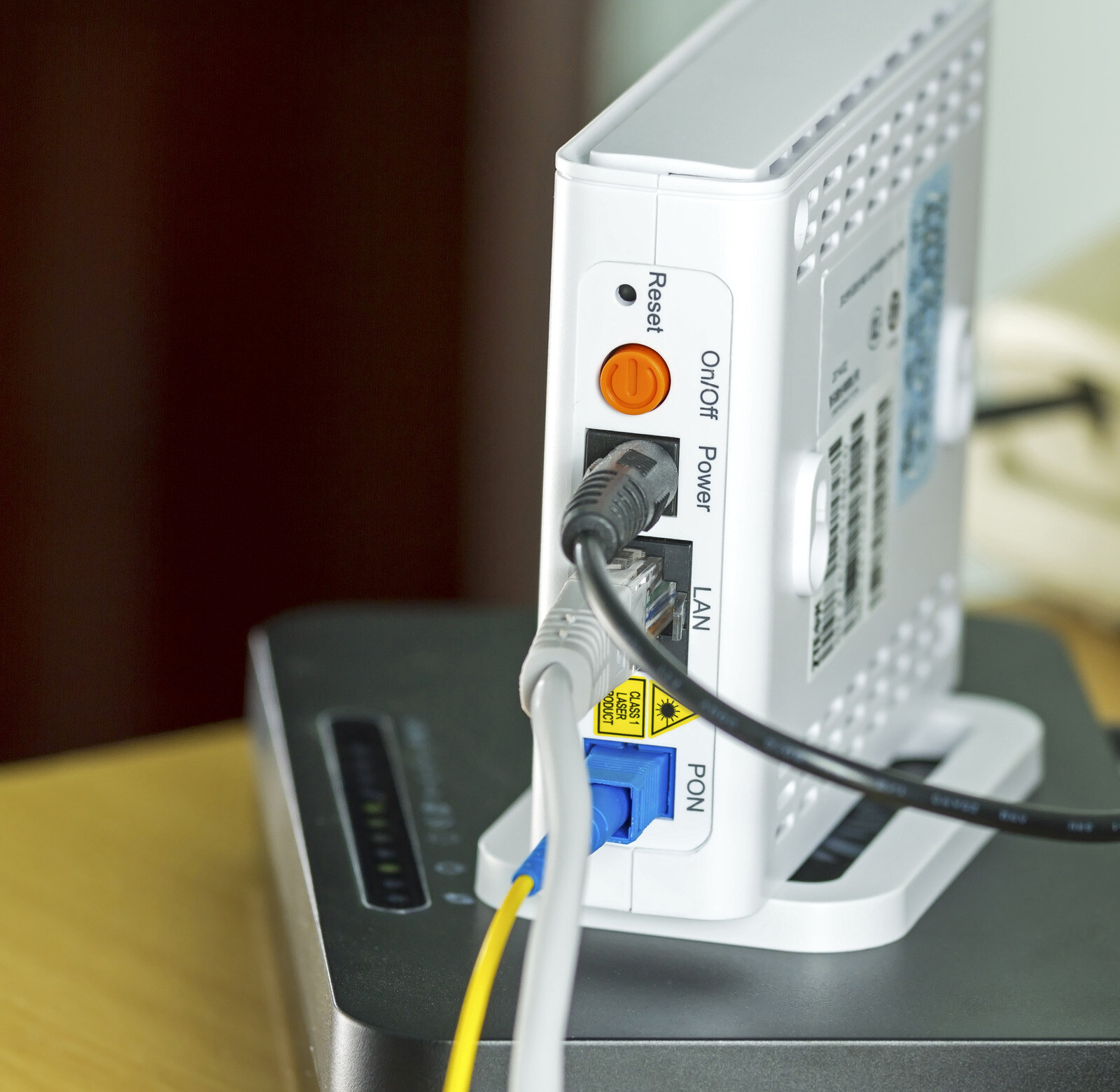 Fiber ONT cihazı ve LAN portuna bağlı ethernet kablosu bağlantısı